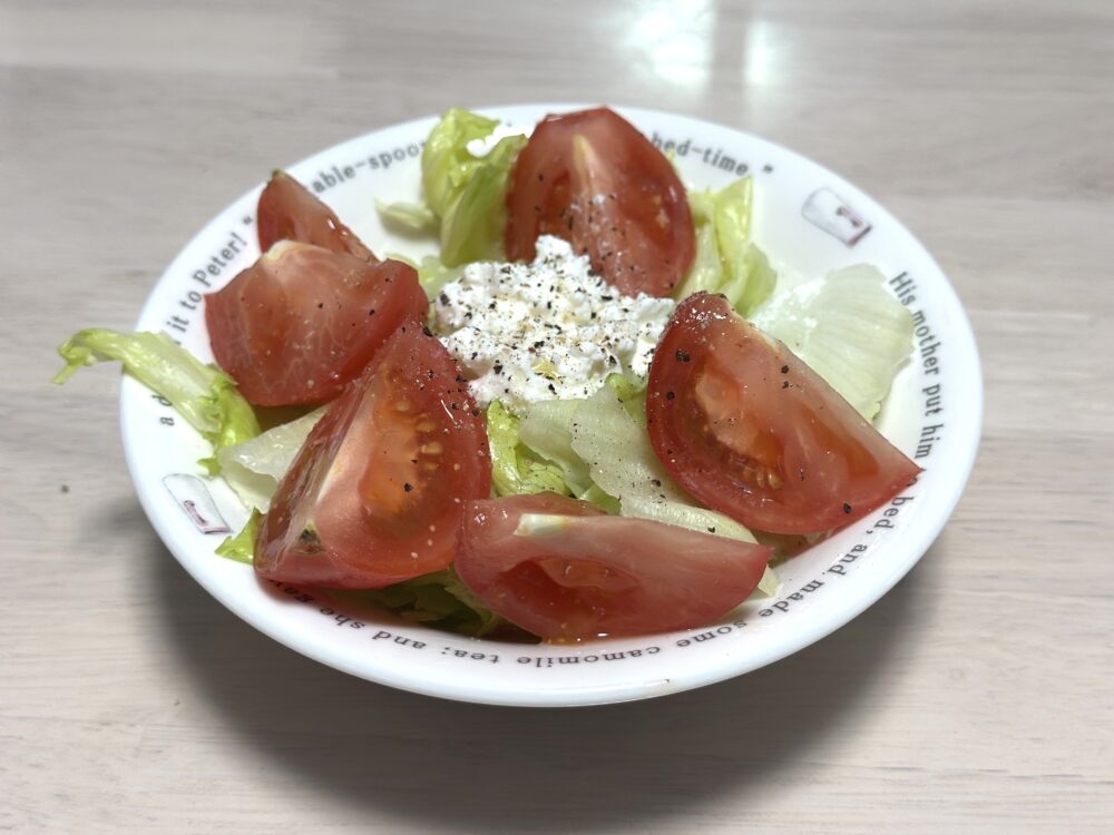 リコッタチーズを添えたサラダ