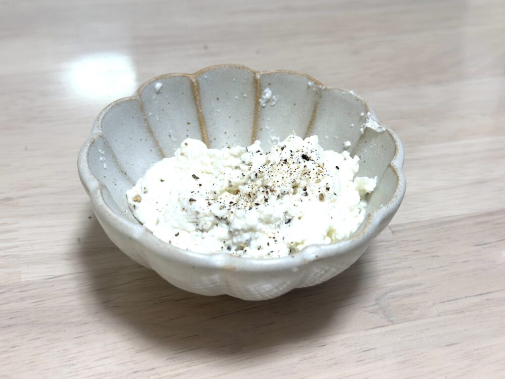 粗塩と黒胡椒で味付けしたリコッタ