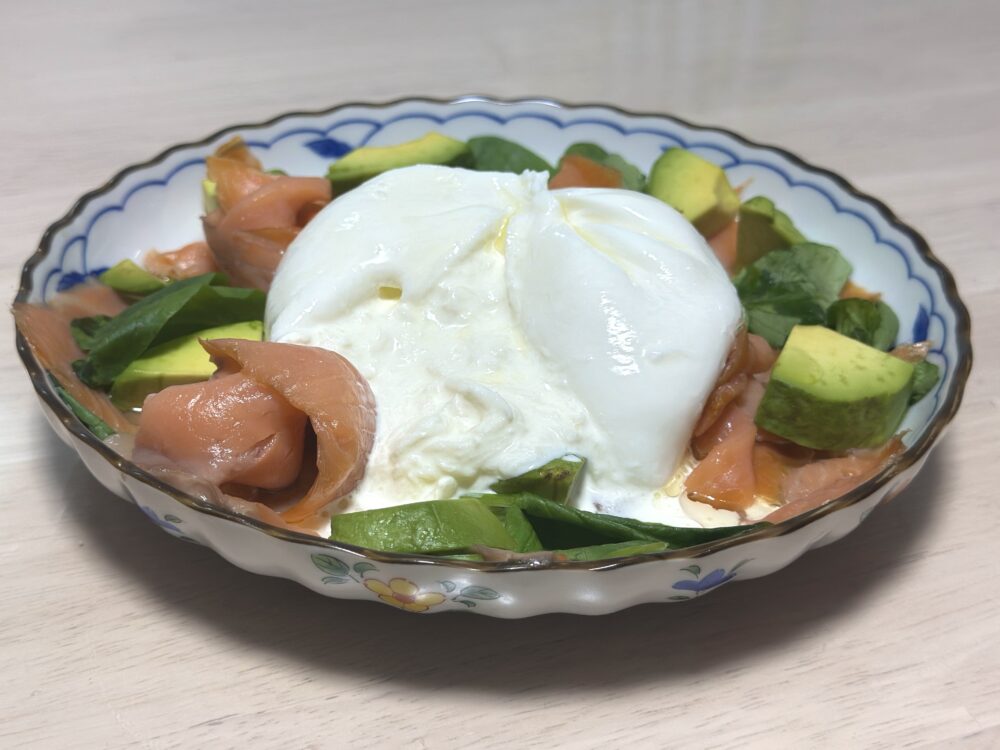 スモークサーモンとブッラータ