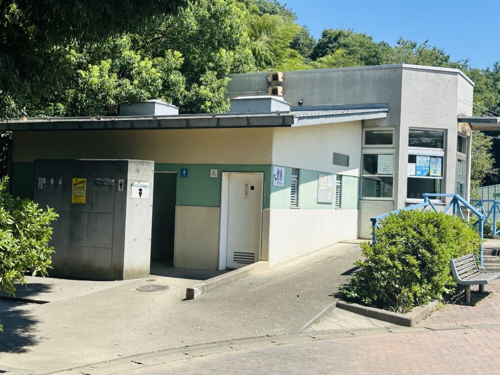 滝の城址公園のテニスコート横のトイレ