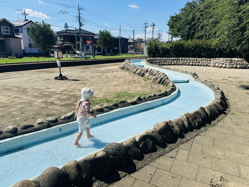 流れの水源に向かう娘