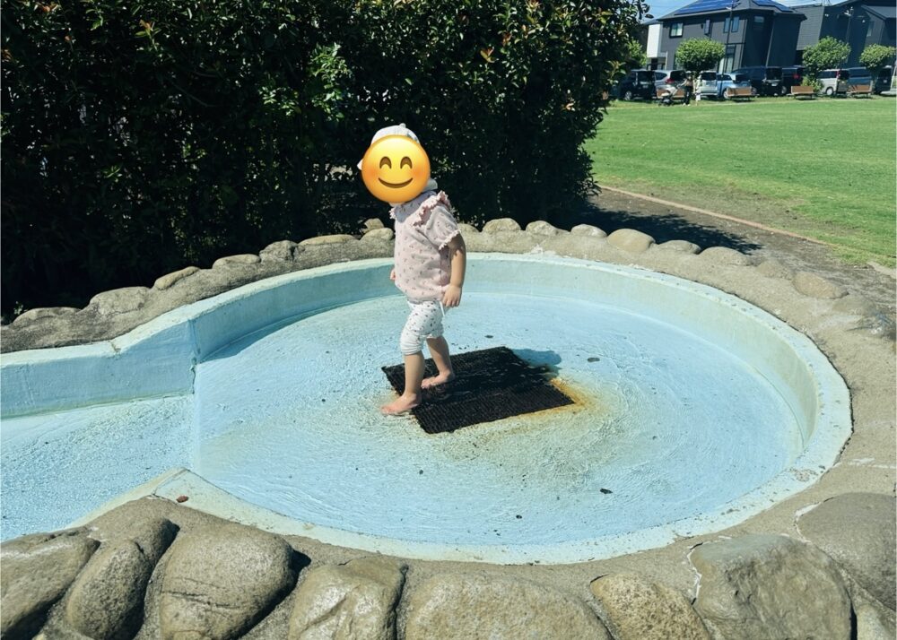 水源で遊ぶ娘