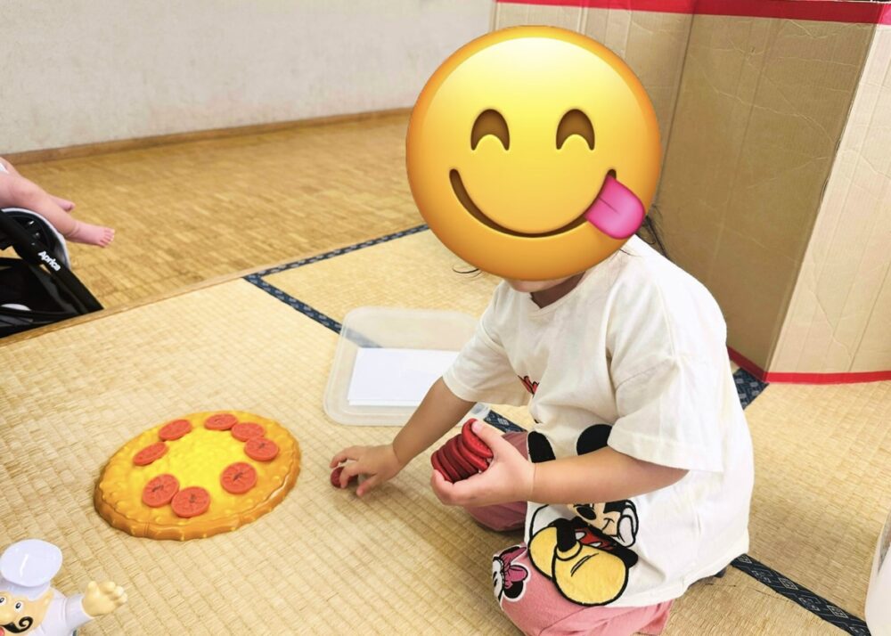 ピザの玩具で遊ぶ娘