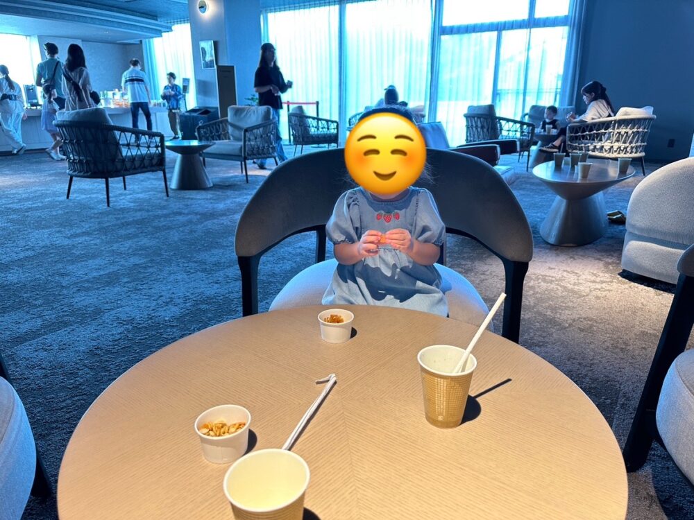 ラウンジでソフトドリンクを楽しむ娘