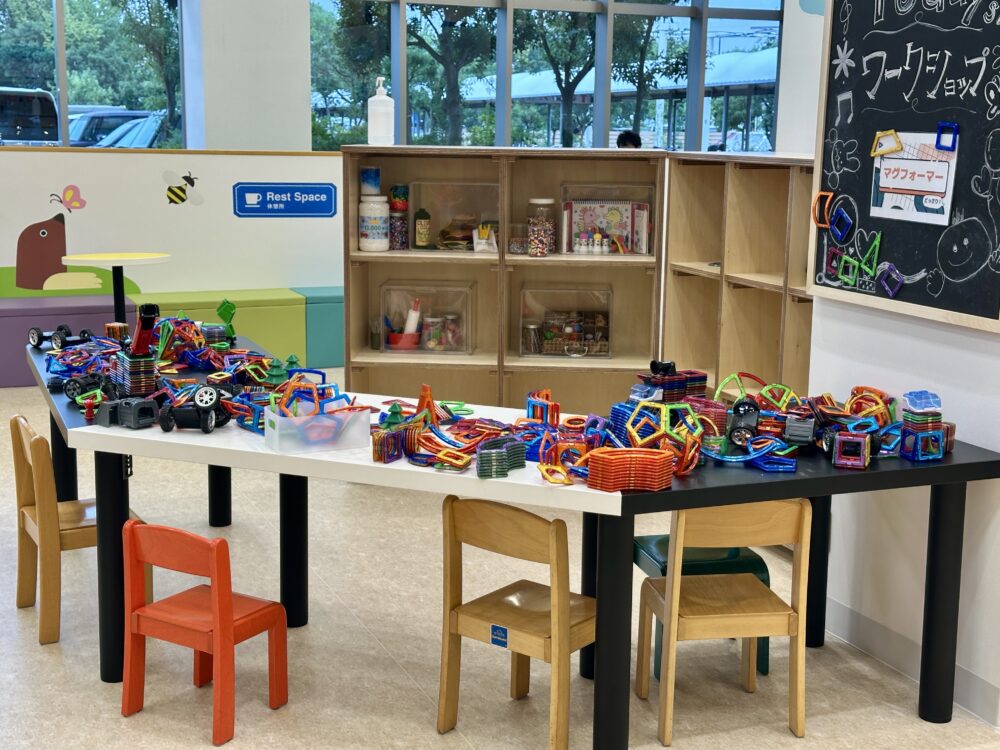 マグネットの組み立て遊びができるスペース