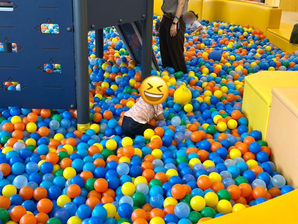 ボールプールをハイハイで進む様子