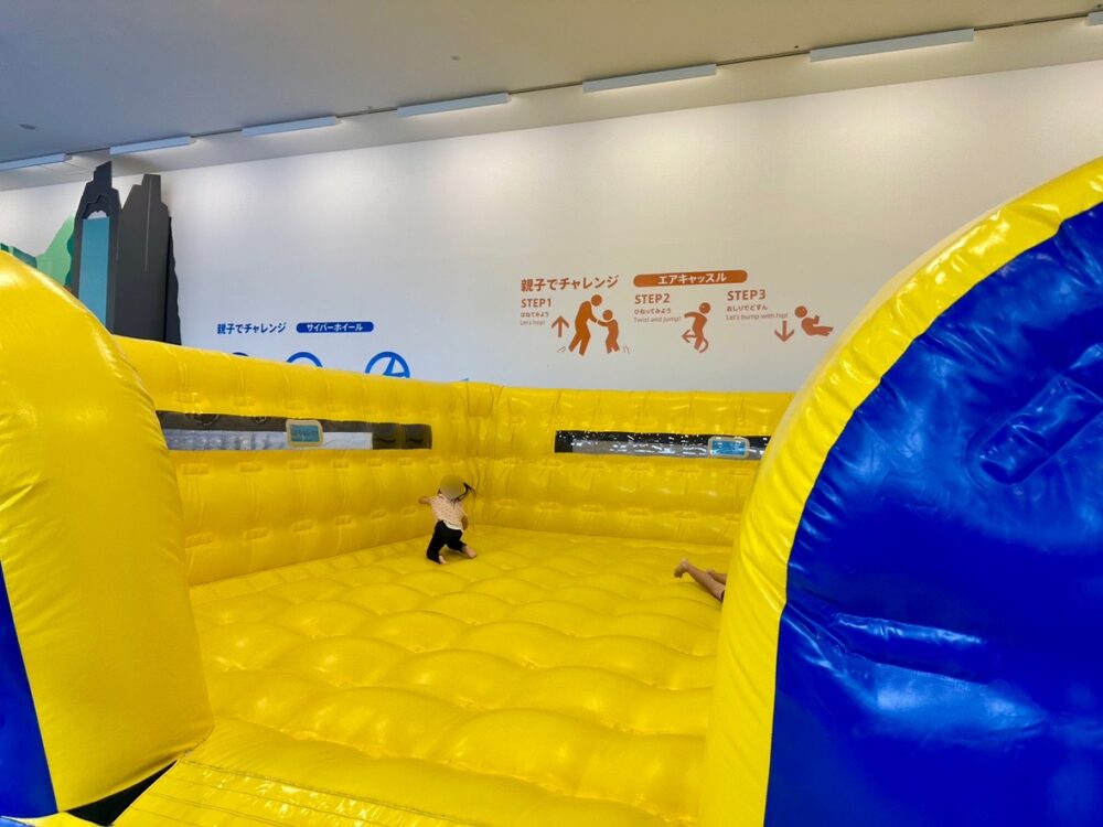 エアキャッスルでジャンプする様子