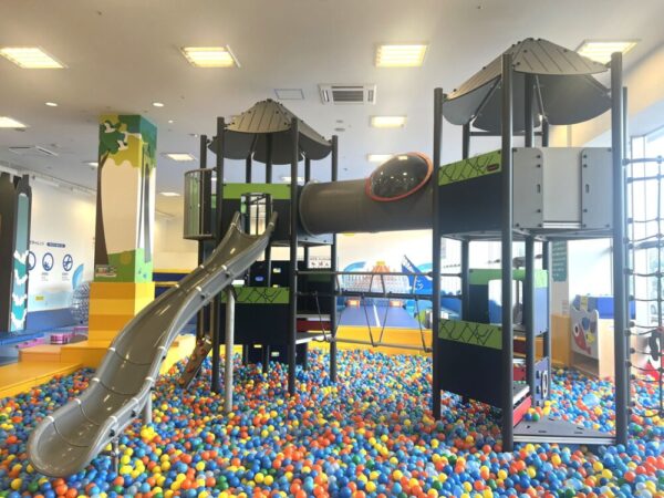 あそびのせかいにある大型複合遊具