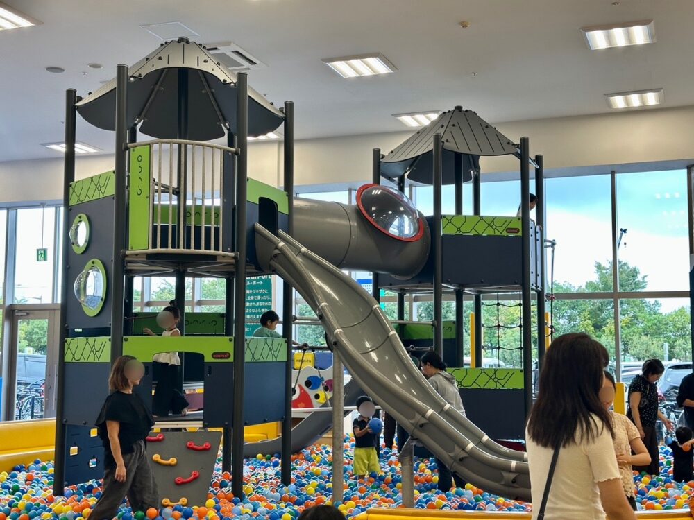 大型複合遊具とボールプール