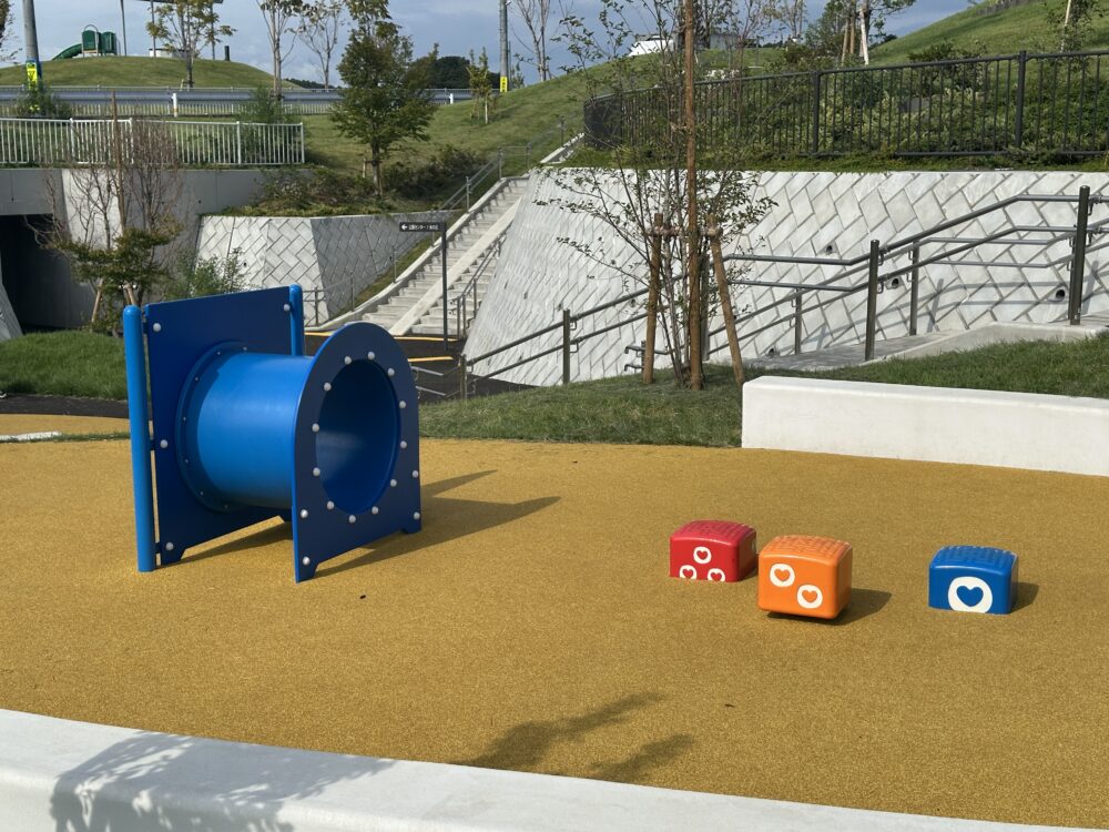 トンネルとステップ遊具
