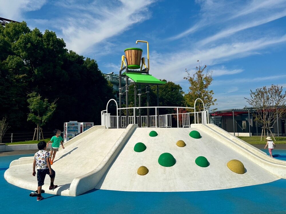 大型バケツ遊具がある石の山