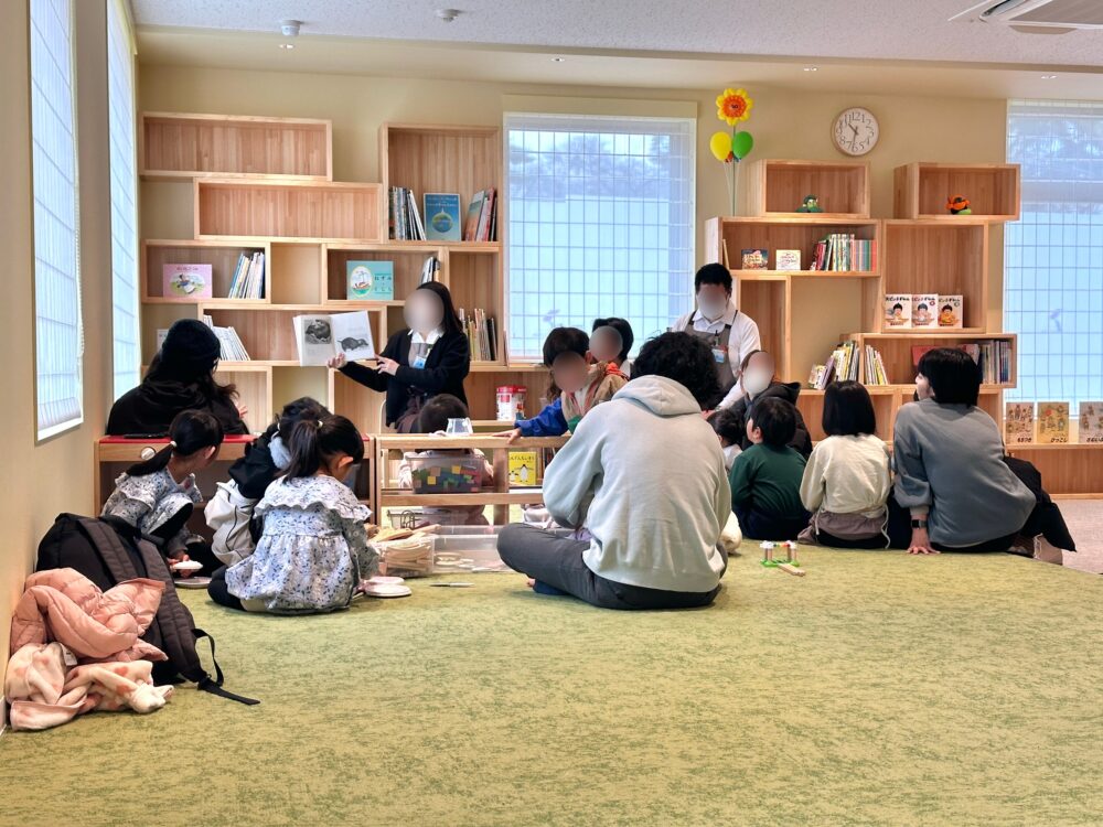 子ども図書コーナーでの絵本読み聞かせ