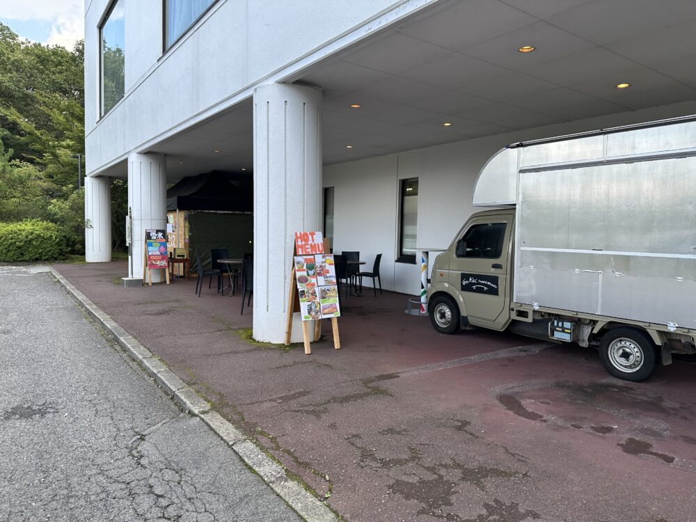 ホテルの外にあるキッチンカー