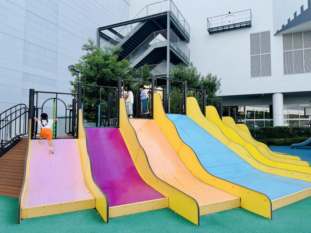 屋外広場の大型滑り台