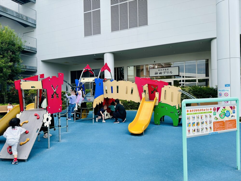 屋外広場の複合遊具