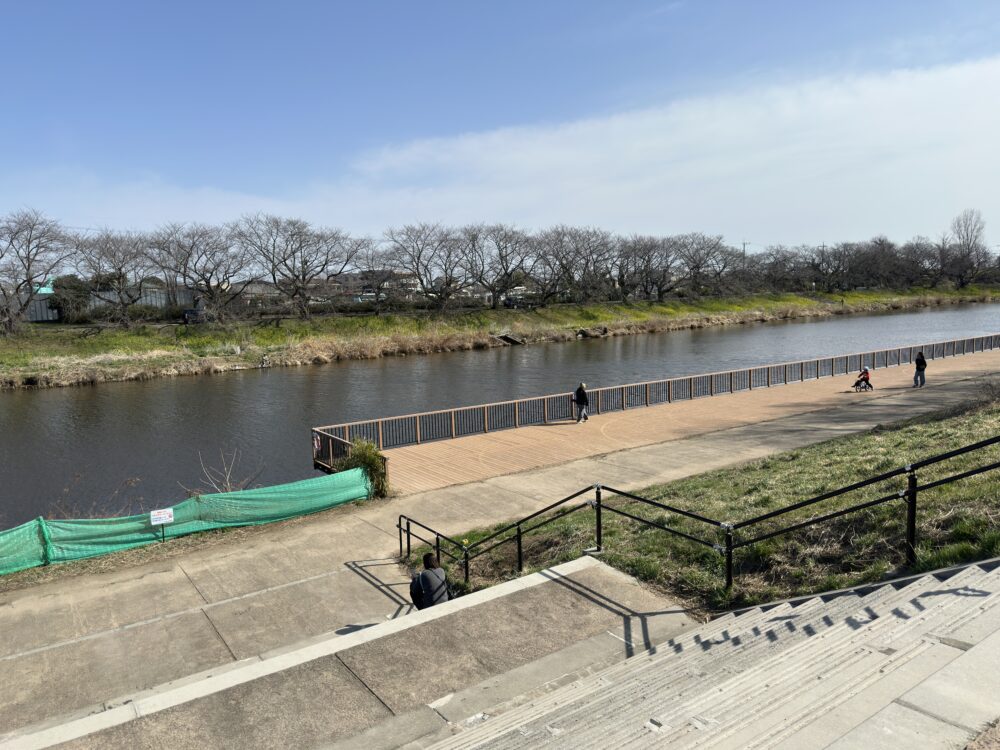 びん沼川沿いの河川デッキ