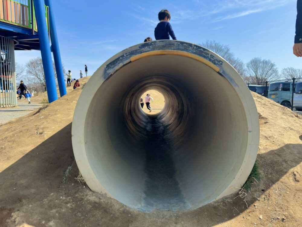 びん沼自然公園の複合遊具の隣にあるトンネルを覗いた写真