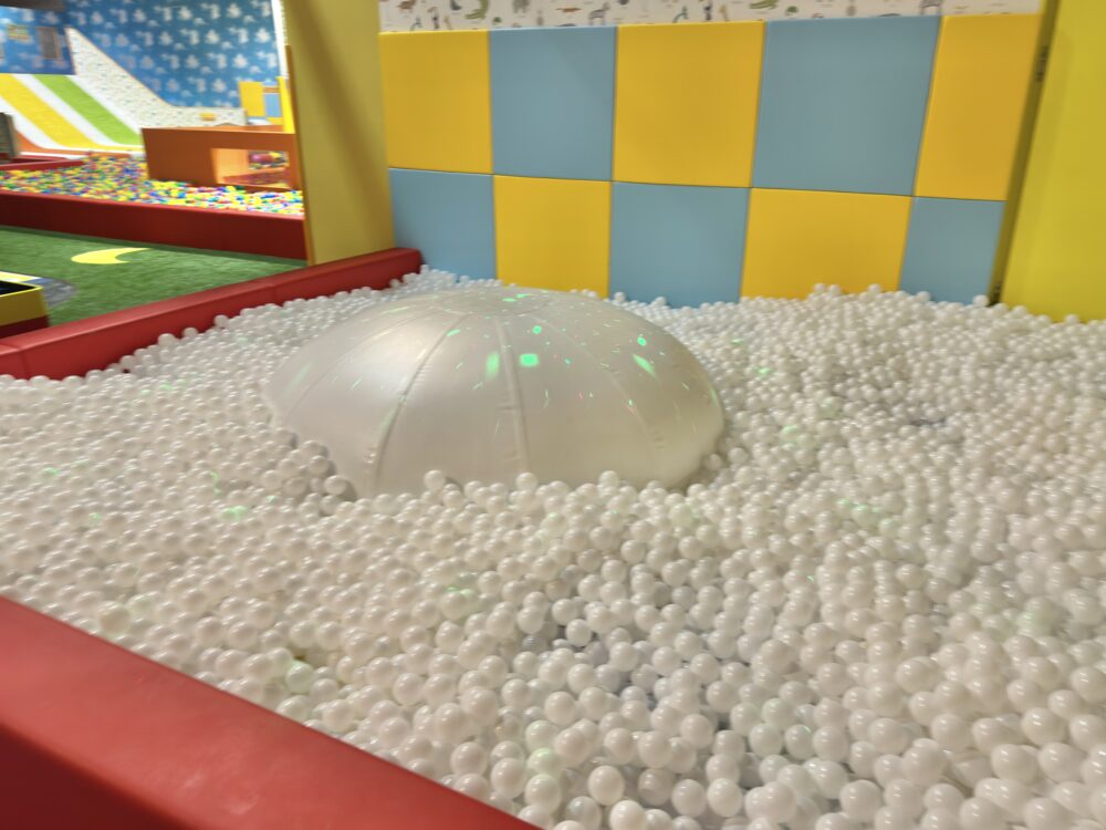 スポッチャ朝霞店のふわふわドームとボールプール
