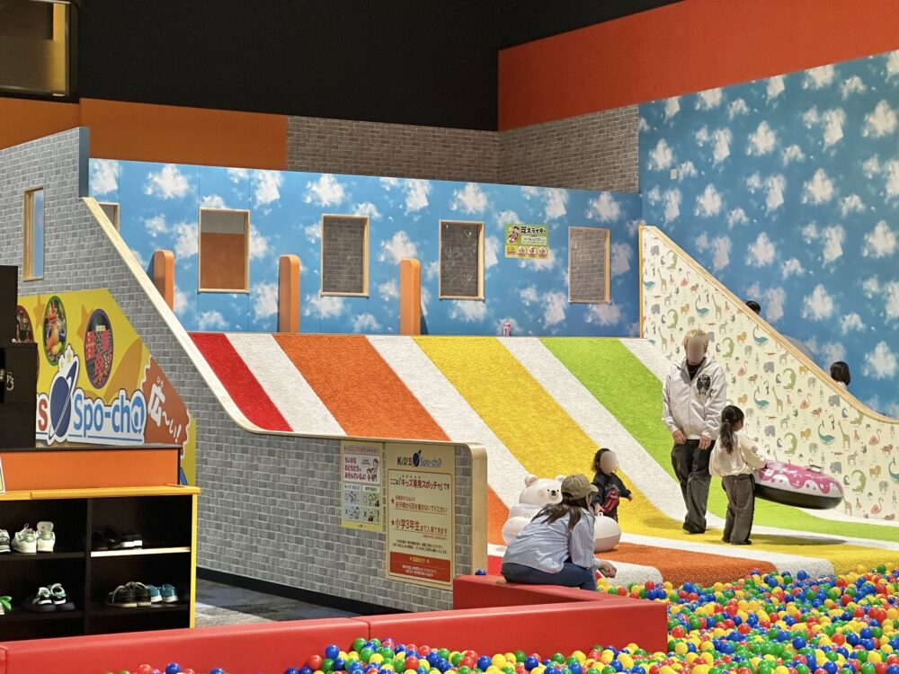 スポッチャ朝霞店の芝スライダーとボールプール