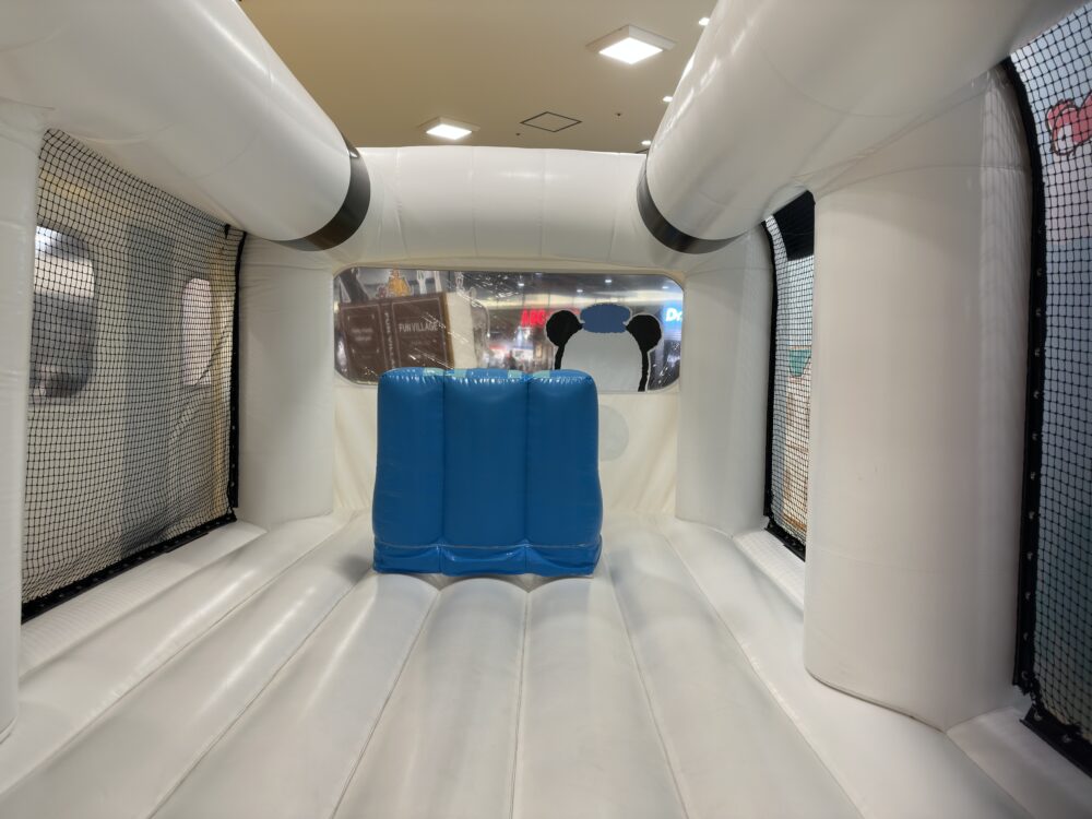 『ゆかいなアニマルバス』をモチーフにしたエアー・トランポリン(内装)