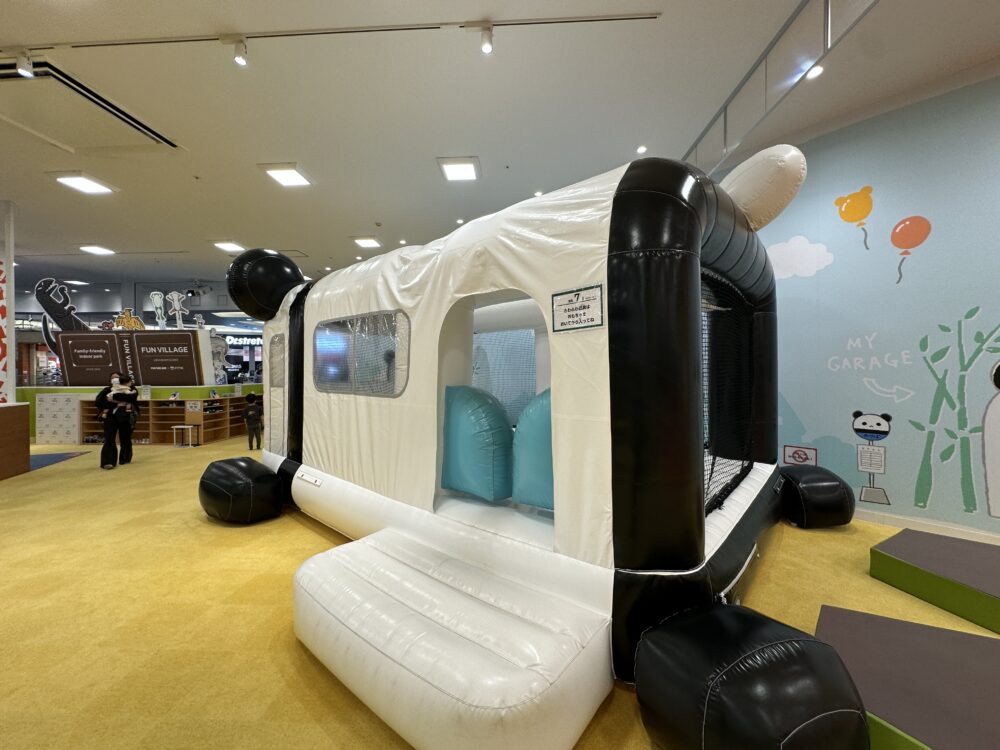 『ゆかいなアニマルバス』をモチーフにしたエアー・トランポリン(外装)