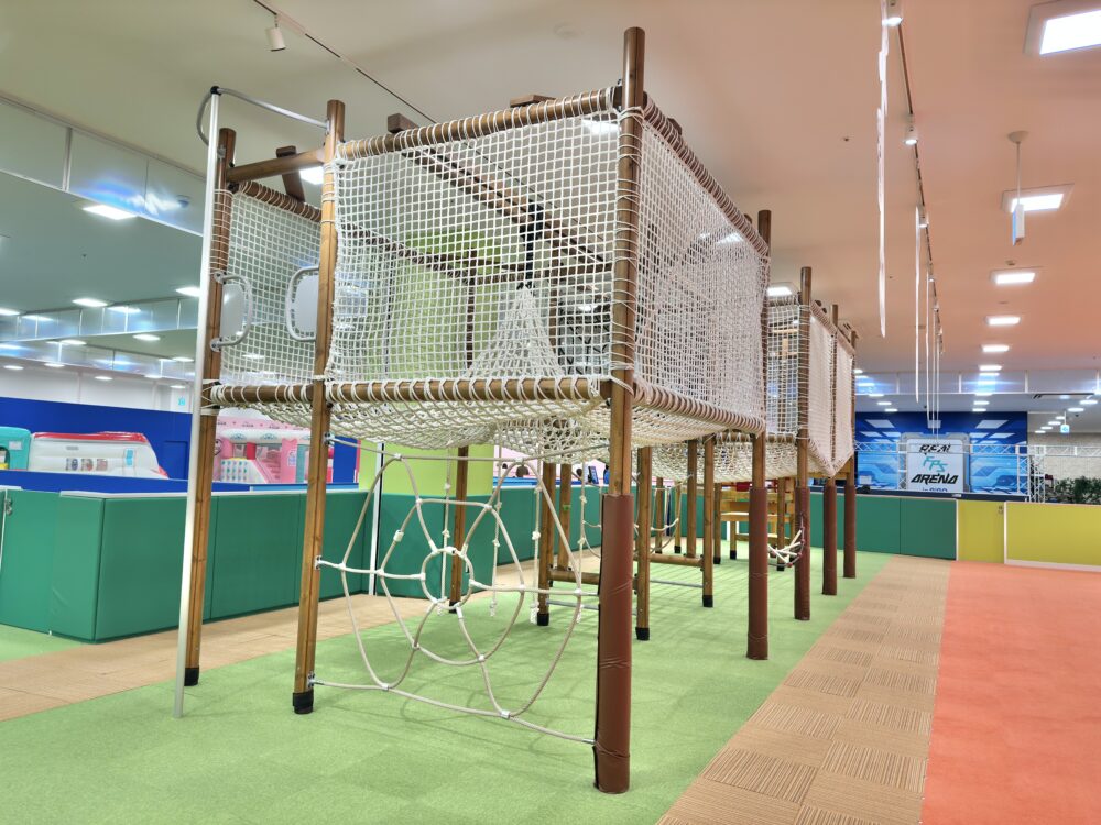 『ぴょーん』をモチーフにしたネット遊具