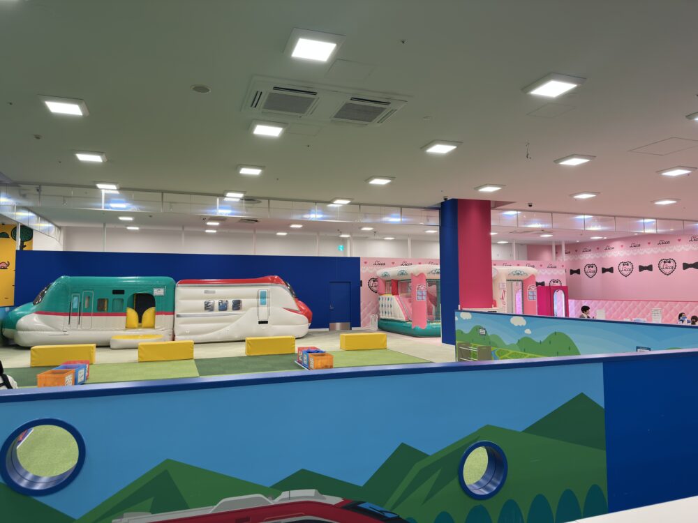 ネット遊具から見たリカちゃん・プラレールエリア