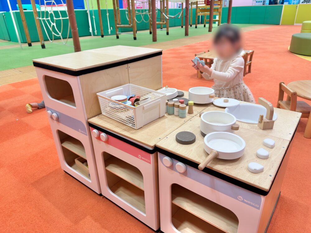 『アッチ・コッチ・ソッチ(小さなおばけシリーズ)』をモチーフにしたおままごとエリア