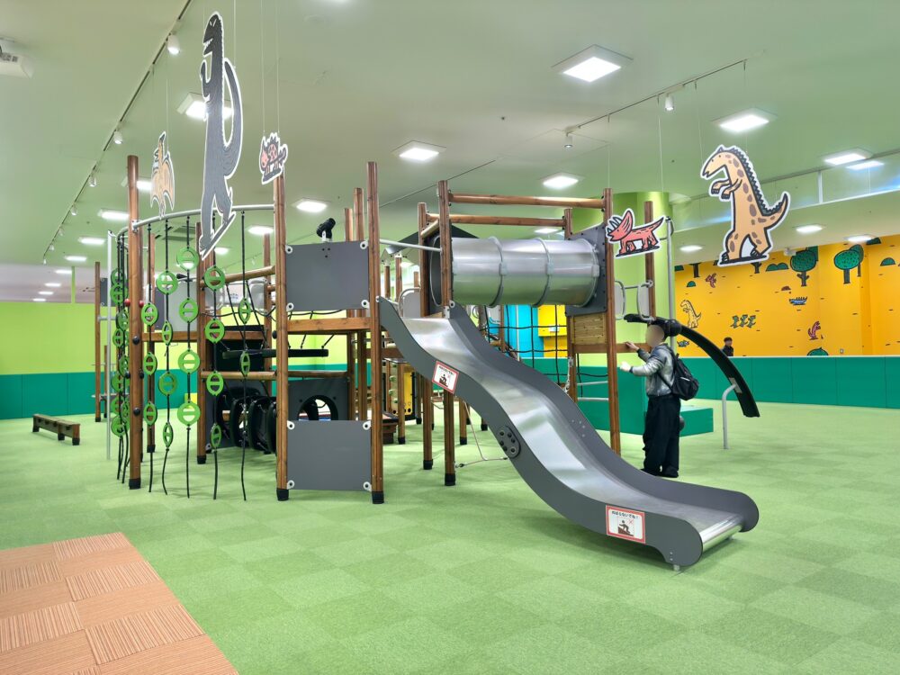 『おまえ うまそうだな』をモチーフにしたアスレチック遊具