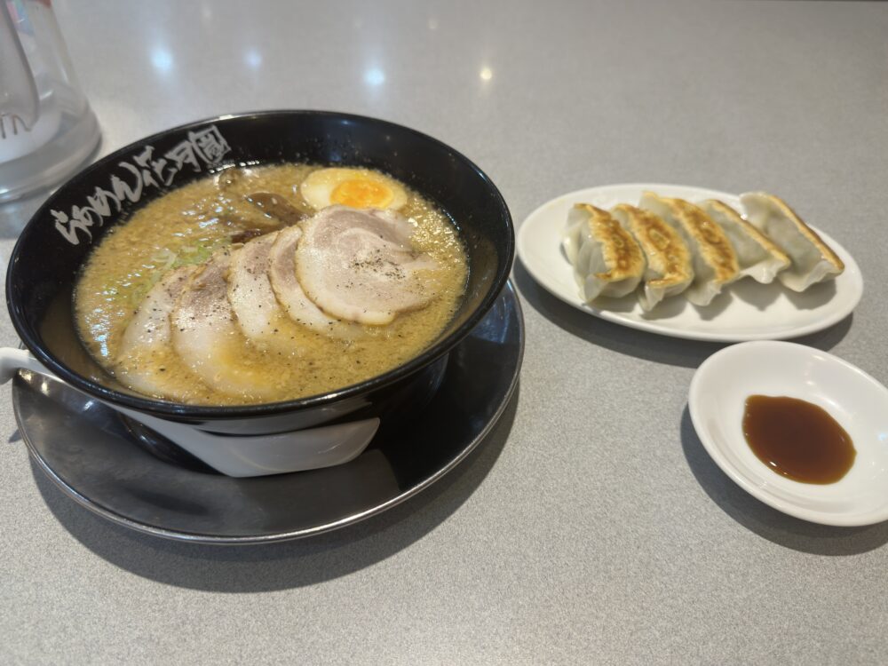 「嵐げんこつらあめん BLACK MONSTER チャーシューメン」と「餃子」