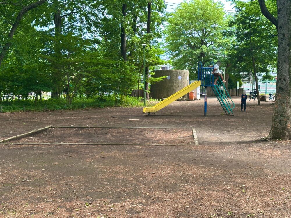 竹丘公園の砂場と滑り台